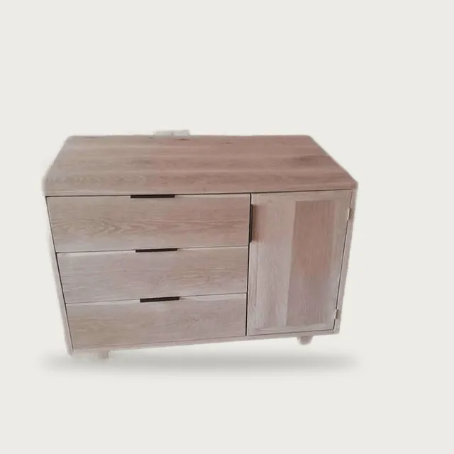 Oak chest of drawers
